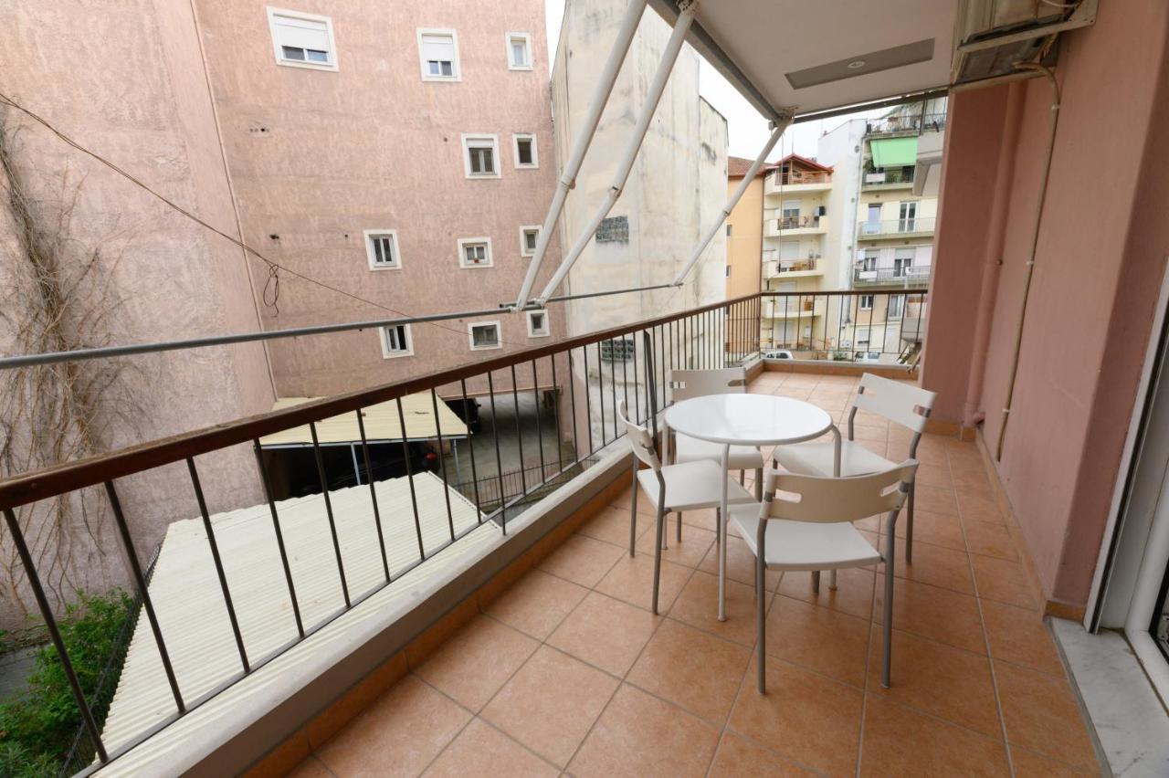 Central Apartments 1 With Parking 拉里萨 外观 照片